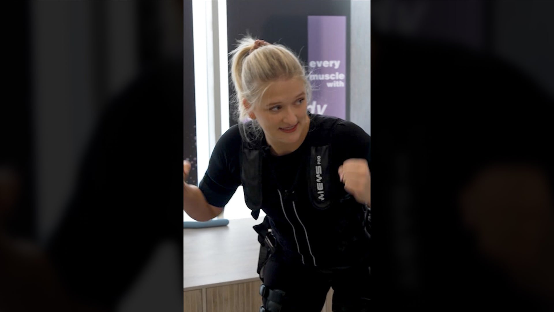 �����