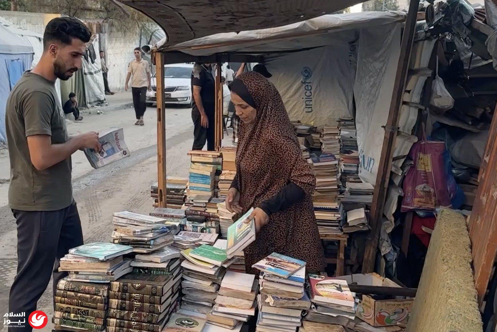 بين الركام.. نيفين الغرابلي تبعث الحياة في الكتب لإنقاذ مستقبل أطفال غزة
