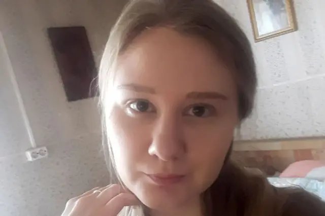 �����