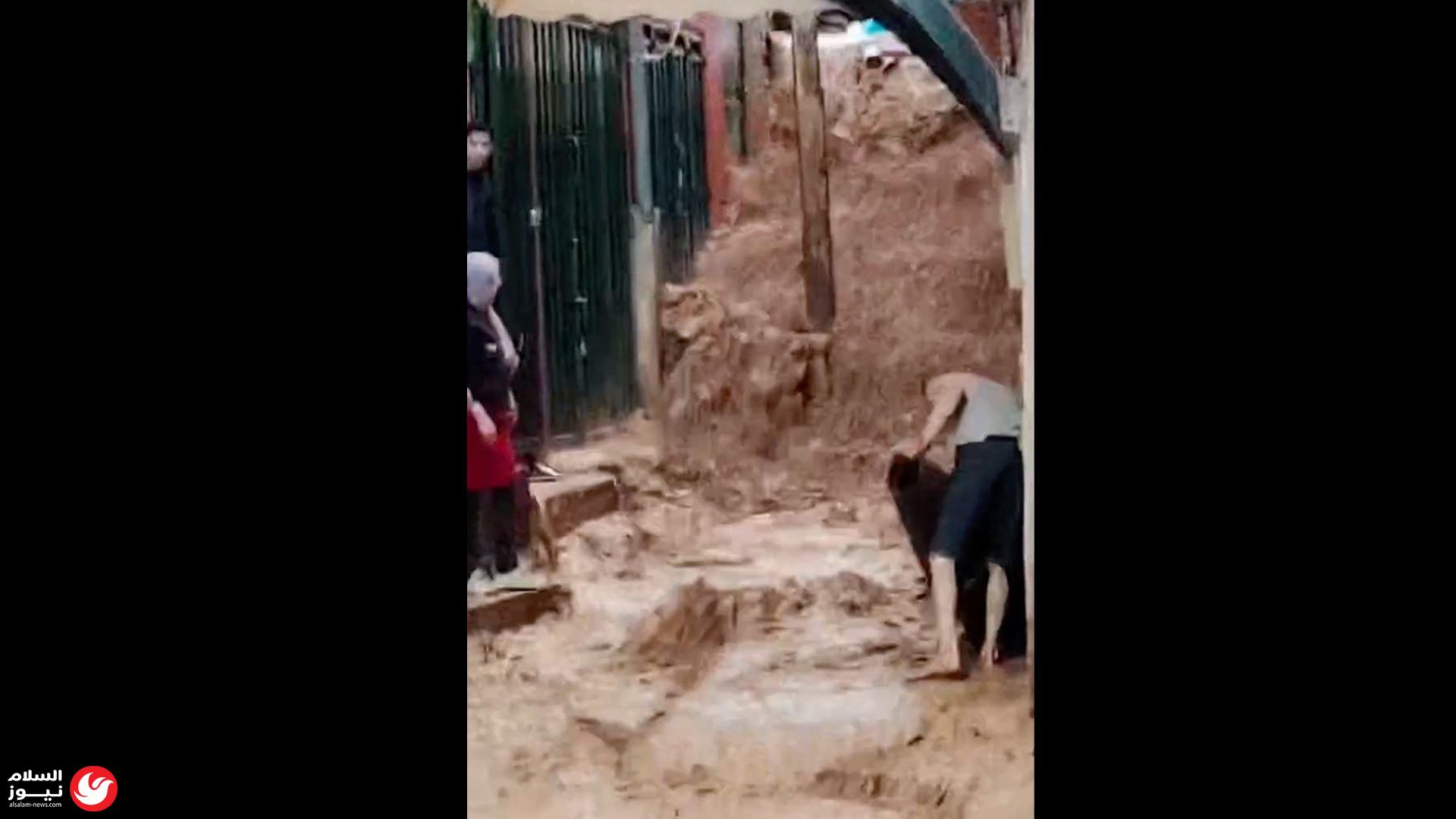 سيول جارفة تغمر شوارع مدينة أزيلال المغربية إثر عواصف رعدية عنيفة