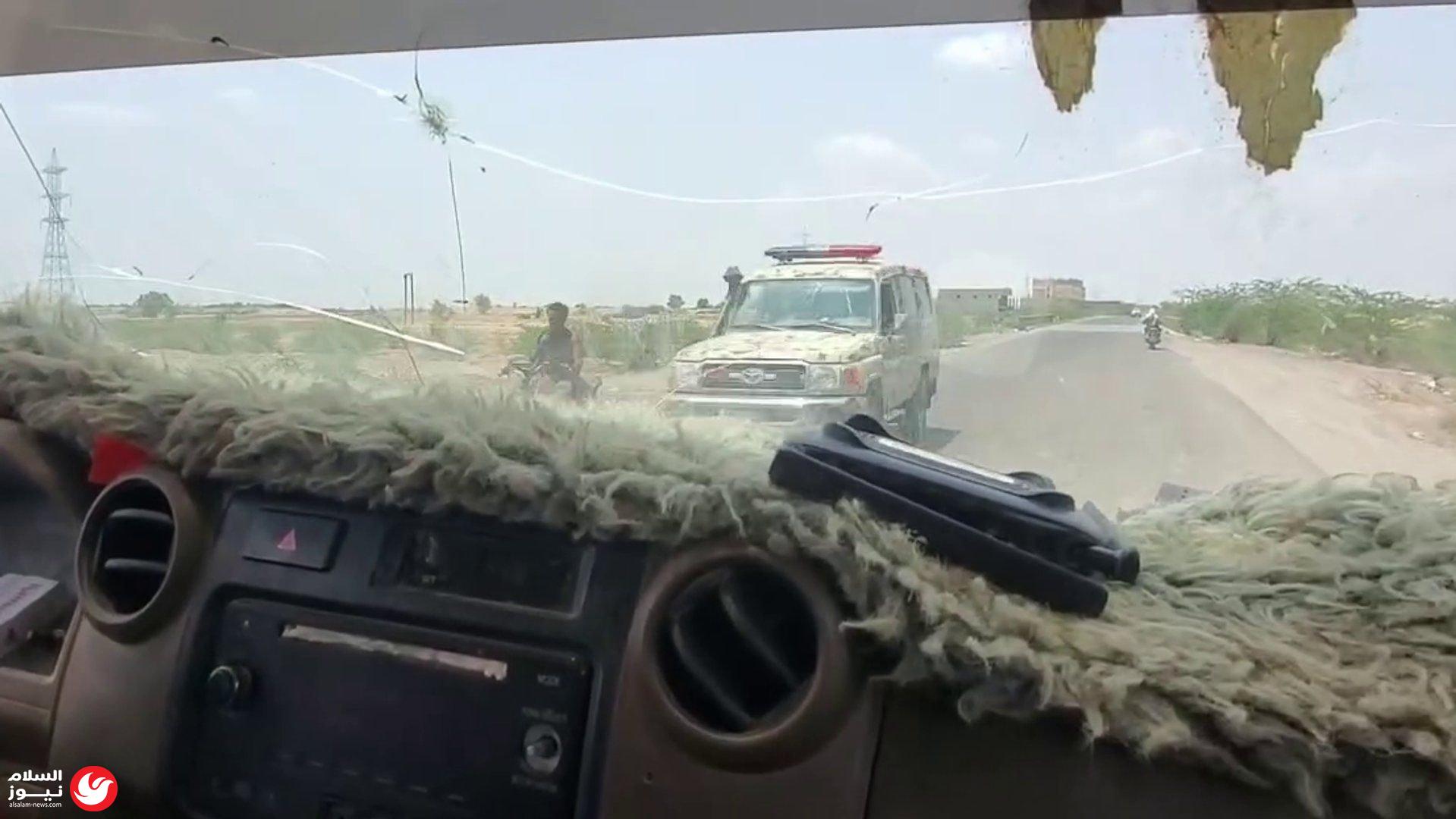 بالفيديو: كمين مسلح يستهدف موكباً حكومياً في الحديدة