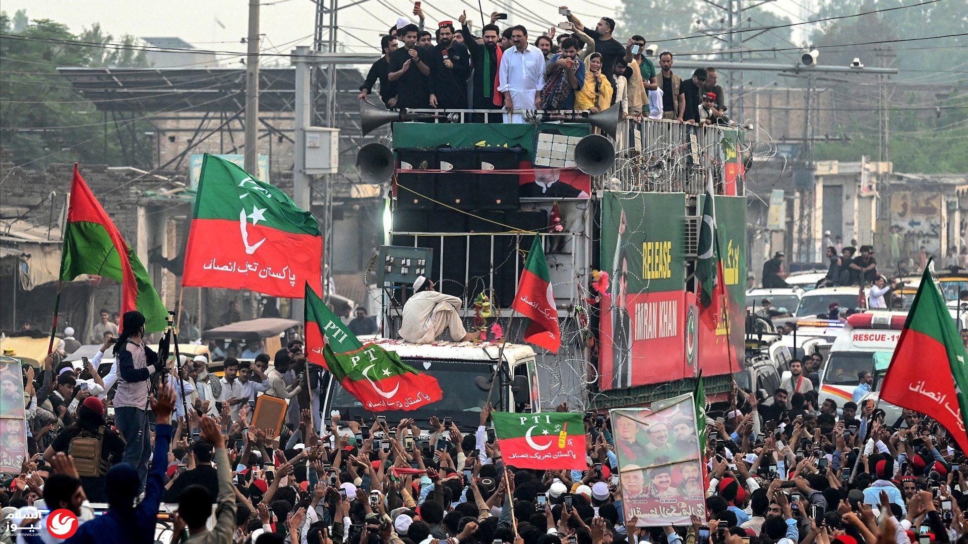 زحف الملايين نحو إسلام آباد: أنصار عمران خان يتحدون الحظر للمطالبة بإطلاق سراحه