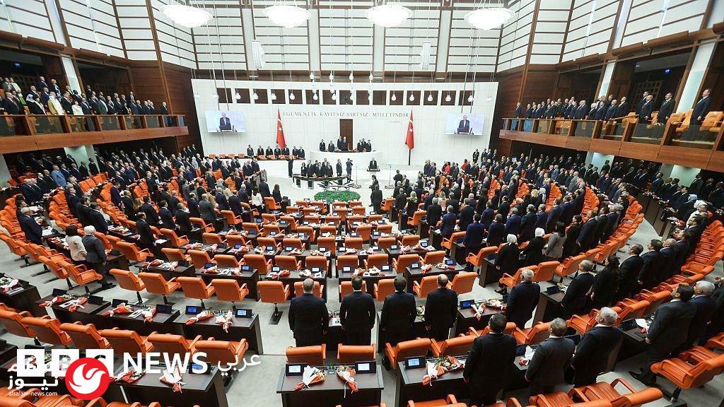 تركيا تشرعن نزع سلاح العمال الكردستاني: هل تطوي صفحة أربعة عقود من الصراع؟