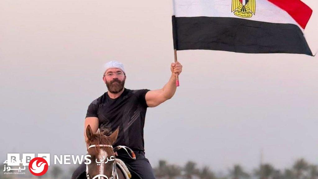 جدل في سقارة: منع مدون من رفع العلم المصري يفتح باب التساؤلات حول لوائح التصوير