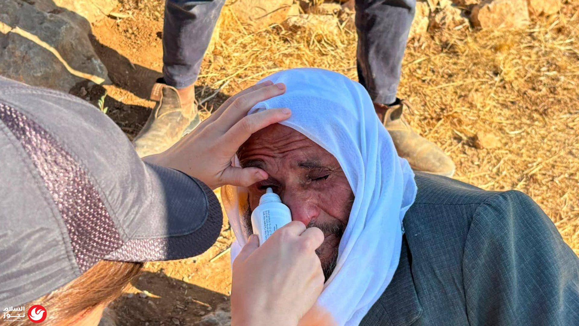 اعتداء وحشي للمستوطنين على مسن فلسطيني وعائلته في مسافر يطا