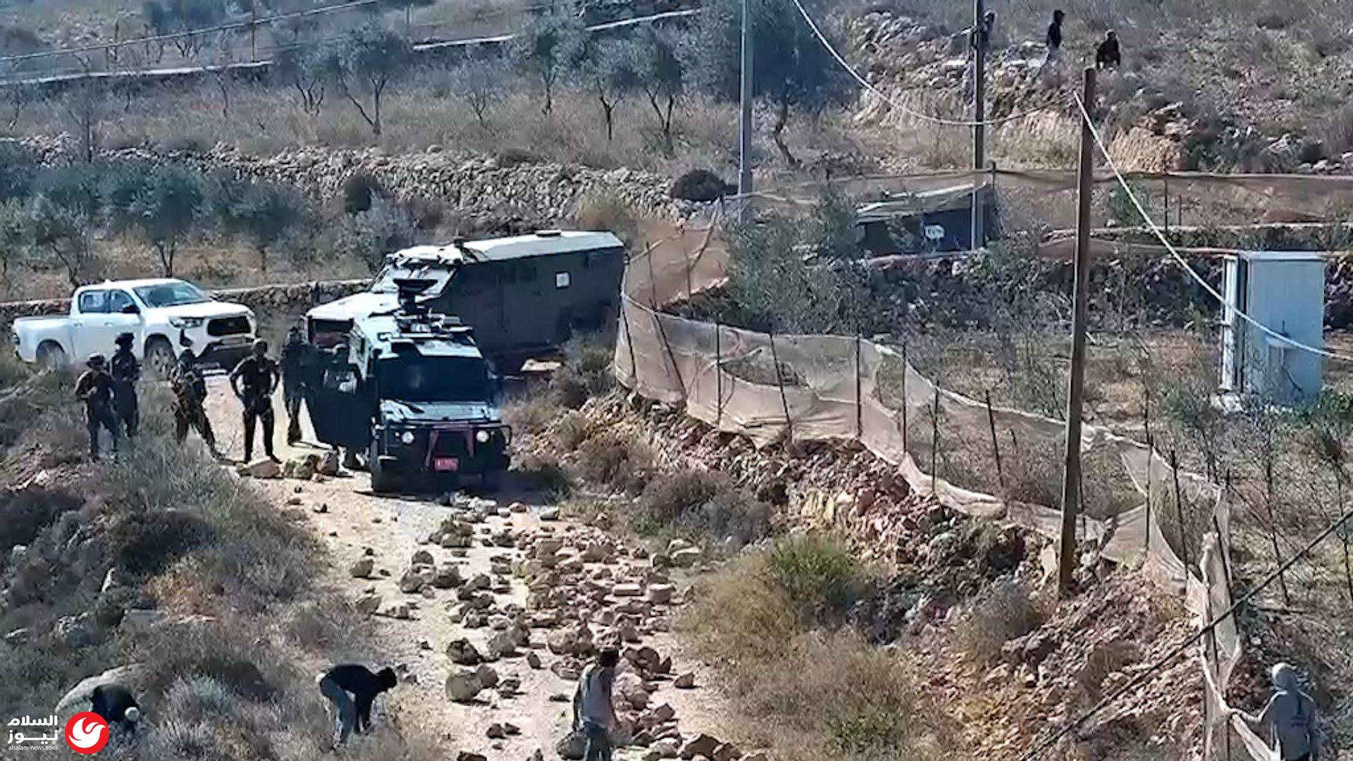 حصار خانق: مستوطنون يقطعون المياه والكهرباء عن عائلات فلسطينية في قصرة