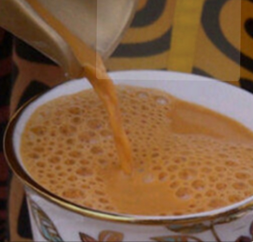  5 أضرار لشرب الشاي بالحليب على معدة فارغة