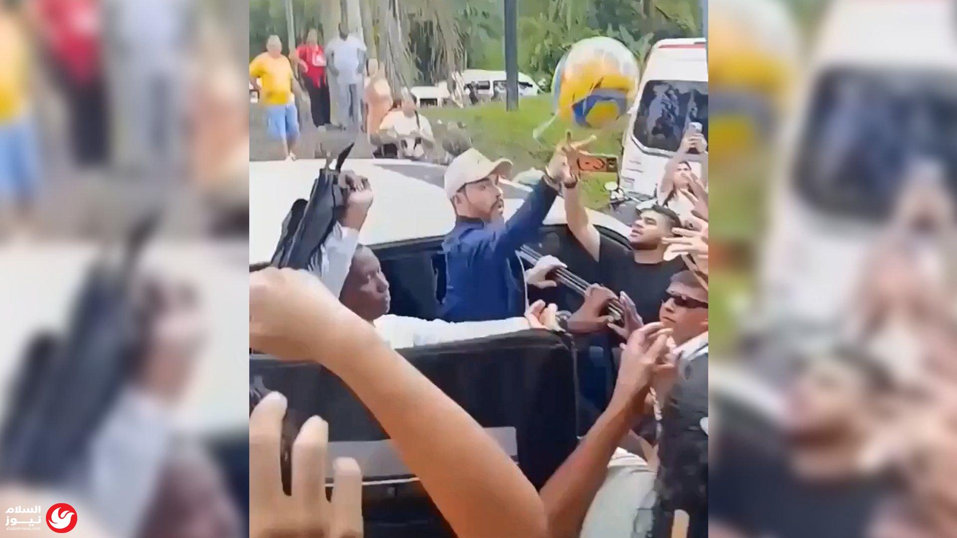 غضب شعبي في كولومبيا: الرئيس يوزع كرات قدم بدلاً من المساعدات الإغاثية للمتضررين
