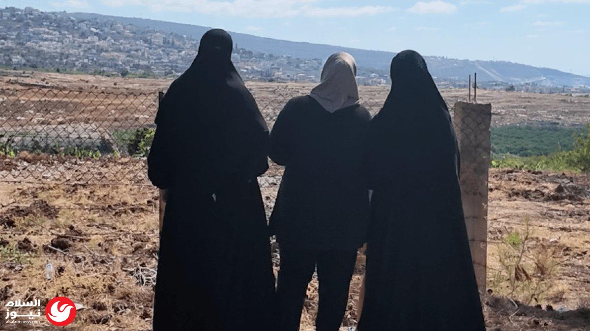 من بعيد.. نازحو جنوب لبنان يرقبون مناطق التدمير التي تمحو قراهم