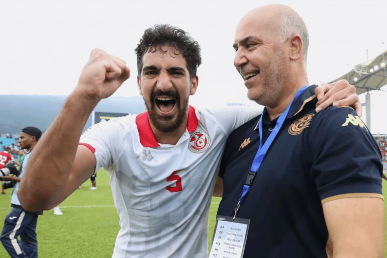 مدرب منتخب تونس سامي الطرابلسي مع اللاعب بن رمضان