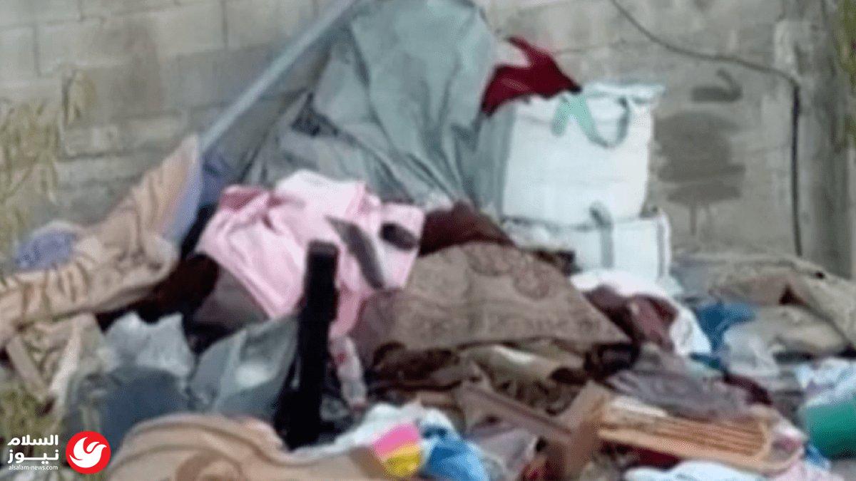 انتهاكات في قصرة: جنود الاحتلال يلقون بممتلكات الفلسطينيين من منازلهم المحاصرة