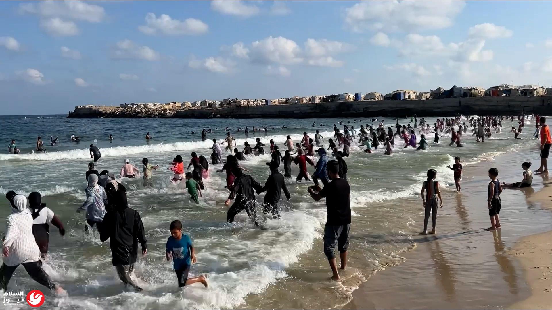مبادرة لكسر الحصار النفسي: 1300 طفل فلسطيني في درس سباحة جماعي على شاطئ غزة