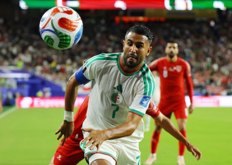 قائد منتخب الجزائر رياض محرز خلال مواجهة الأردن