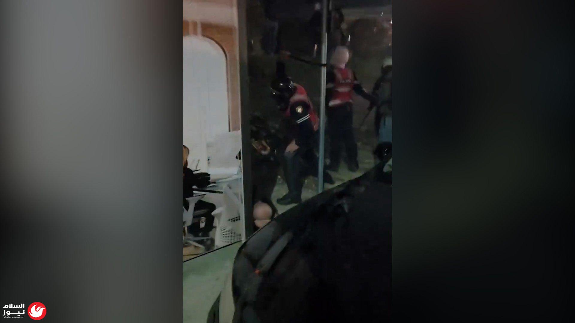 مشاهد صادمة في تيرانا: الشرطة الألبانية تعتدي بوحشية على متظاهر حتى الإغماء