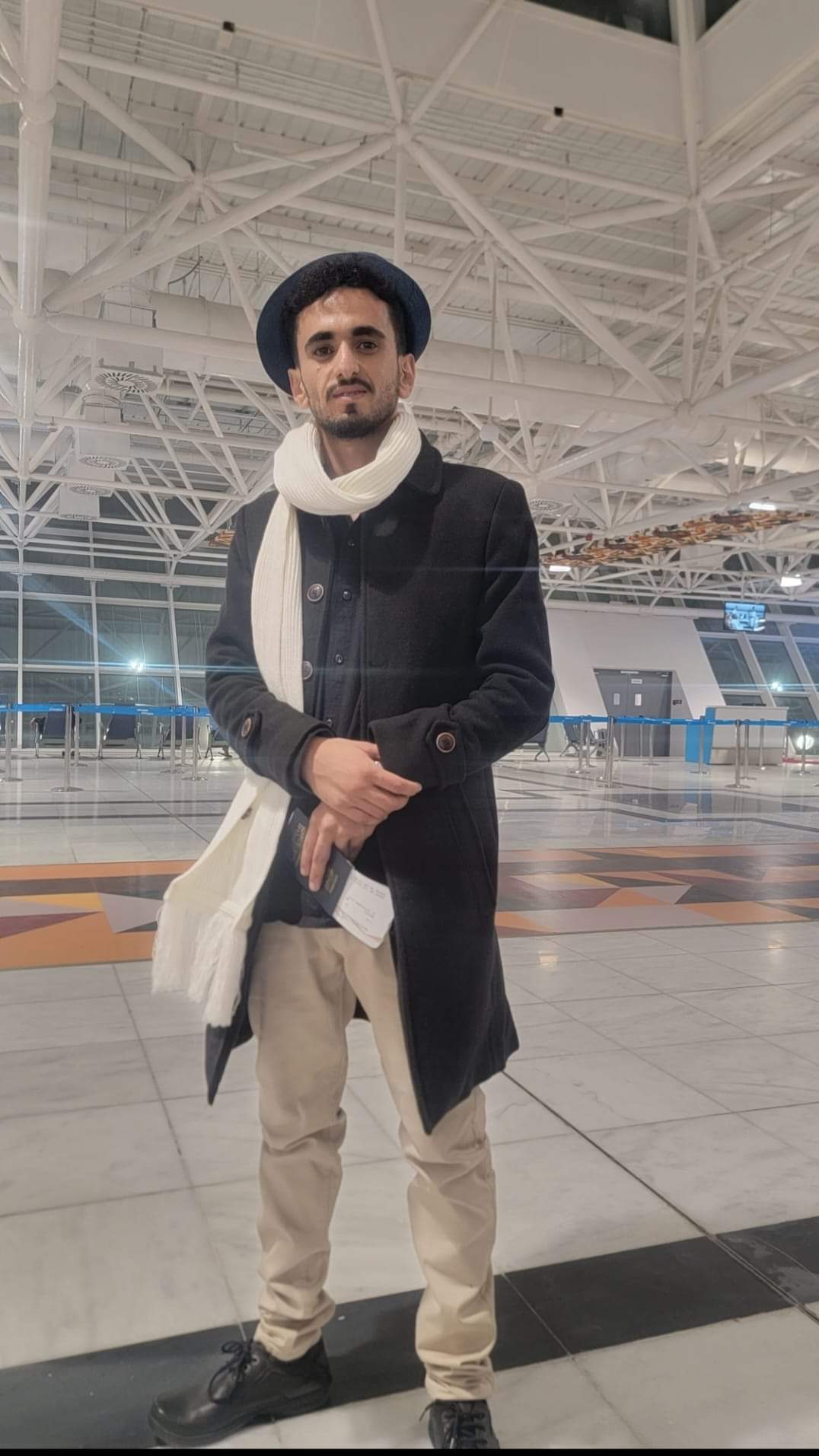 شاب يمني يحقق شهرة واسعة باكتشاف المياه الجوفية باستخدام السلك النحاسي ويغير حياته بالكامل وحصل على فيزه إلى دولة اجنبية 