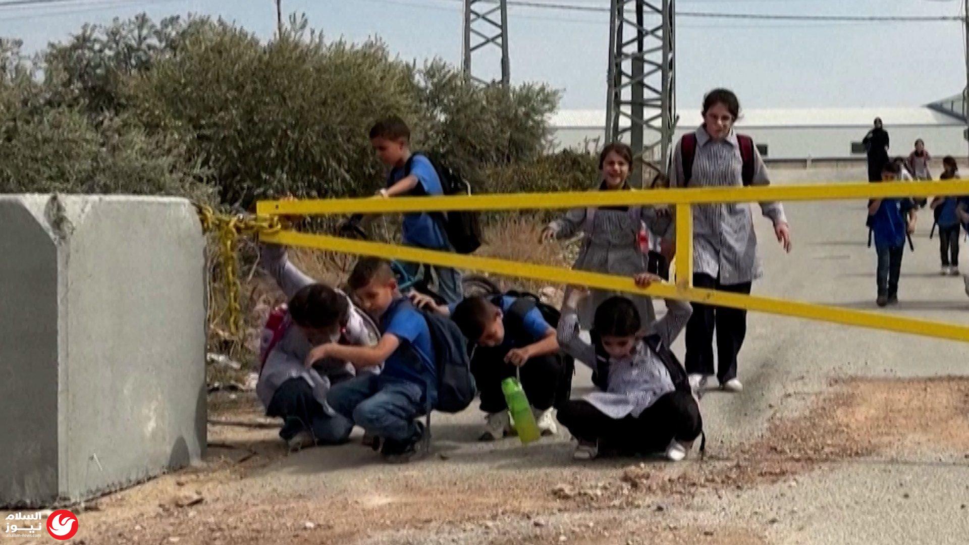 رحلة محفوفة بالمخاطر: أطفال جنين يزحفون تحت البوابات العسكرية للوصول إلى مدارسهم