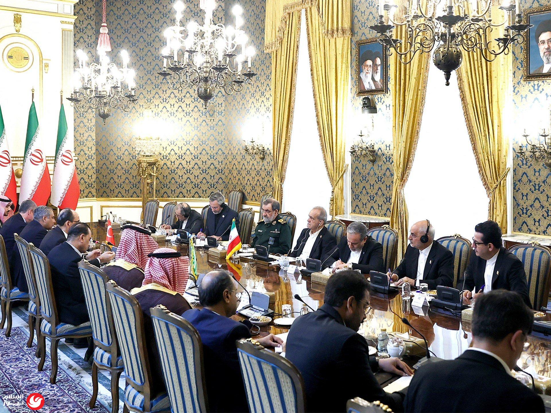 دبلوماسية التوازنات: كيف تقود الرياض جهود احتواء التصعيد بين واشنطن وطهران؟