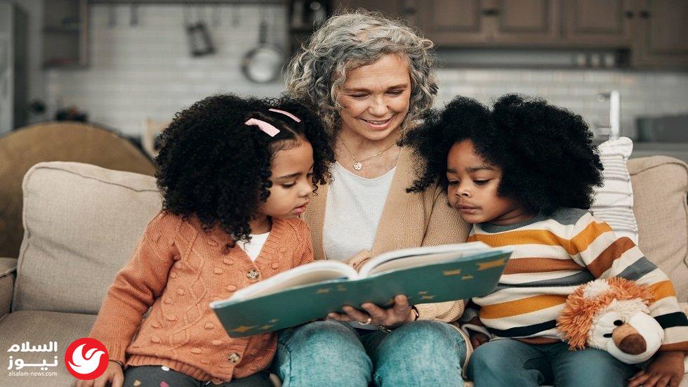 خارج نطاق الشاشات: لماذا يتفوق الكتاب الورقي في تعميق الفهم واستيعاب المعلومات المعقدة؟