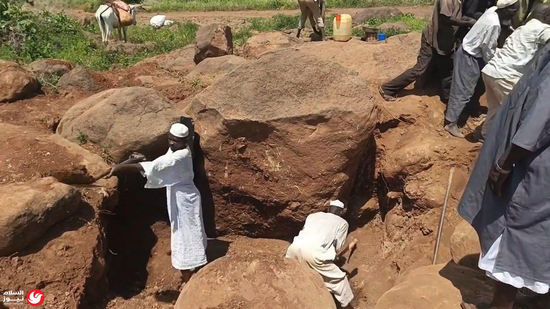 بأيدٍ عارية.. أهالي قولو في دارفور يواجهون وعورة الطرق لإنقاذ مجتمعهم